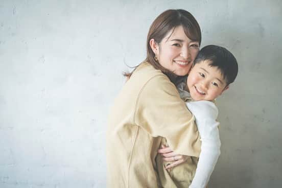 仲嶺梨子のインスタグラム：「. 長男（親方）とママ❣️ 誰よりも甘えん坊くん。 もうすぐ５歳だね。 . #親子#撮影#長男#4歳#息子 #ママ#3人兄弟 #親方 #大好きだよ #将来の夢 #動物のお医者さん #動物＝犬と思ってる #あらゆる生き物をみるのよ #お勉強がんばってね #3枚目#ついこうしたくなる . @yokonakata_ph 📸 @kikku726 💄  @mum.studio__」