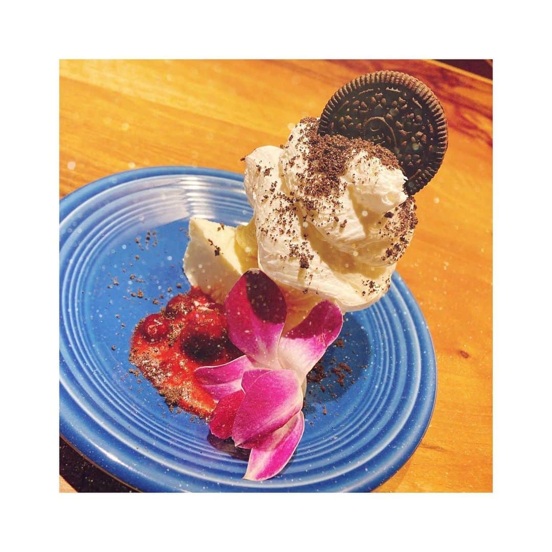 汐川ほたてのインスタグラム：「＊ アスナル金山のレストラン Aloha Tableで食べた オレオチーズケーキ🍰🍪💕 ・ 濃厚なチーズケーキと甘いホイップ 酸味のあるベリーソースが相性抜群❣️ このケーキの下にオレオのあの 白いクリームの部分(？)があって それもすごく美味しかったです☺️ ・ 確実にもう一回食べたくなる スイーツでした🤭💖 ・ #alohatable #hawaii #aloha #ハワイ #アロハテーブル #スイーツ #ケーキ #sweets #cake #オレオ #レストラン #ディナー #お洒落 #おすすめ #金山 #アスナル金山 #ハワイアン #グルメ #dinner #yummy #名古屋 #シンガーソングライター #タレント #声優 #金山アンバサダー #金山アンバサダー汐川ほたての金山おすすめスポット」