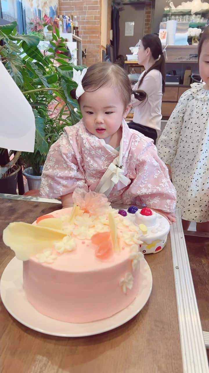 石田安奈のインスタグラム：「お雛様パーティー🌸👧 今日は家族でお雛様ディナーに🍽  #女の子ママ#お雛様#おひなさま #雛壇#ひな祭り#ひな祭りごはん」