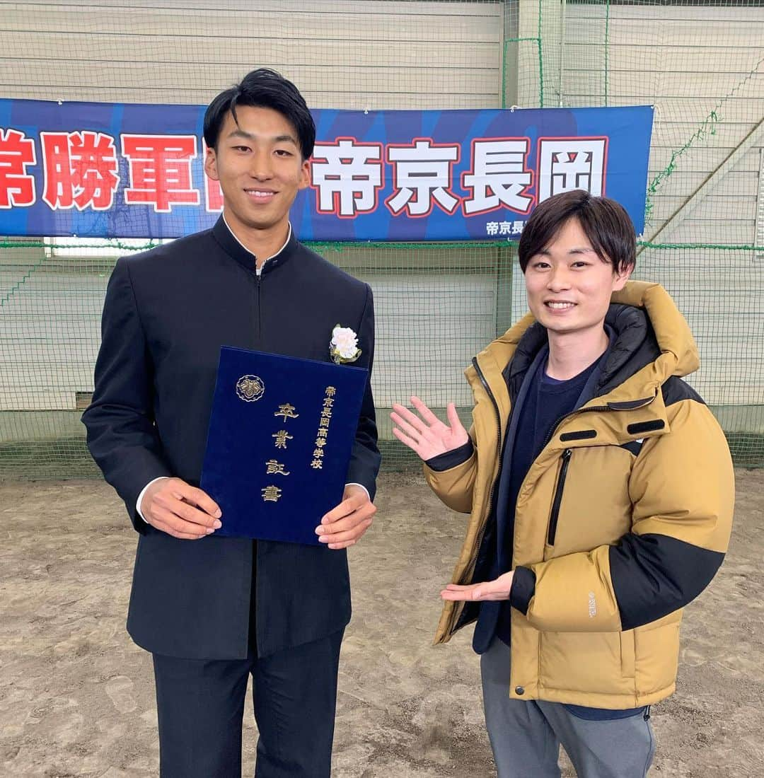 大石悠貴のインスタグラム：「【門出の日🌸】  きょうは帝京長岡高校の卒業式の取材。 阪神タイガースドラフト４位の茨木秀俊投手に久々に会いました！  キャンプ明けでちょっぴり日焼けしていた茨木投手。 その姿からも充実した期間を過ごしたんだろうなと見て取れました😊  まもなく始まるルーキーイヤーのシーズン。 自分のペースでぜひ頑張ってもらいたいと思います‼︎  #卒業式 #帝京長岡 #阪神タイガース #茨木秀俊 選手 #アナウンサー #大石悠貴 #卒業式 #卒業おめでとう #全国の卒業生のみなさんも #3年間多くの制限があった中で迎えた門出の日 #本当におめでとうございます🙇‍♂️」