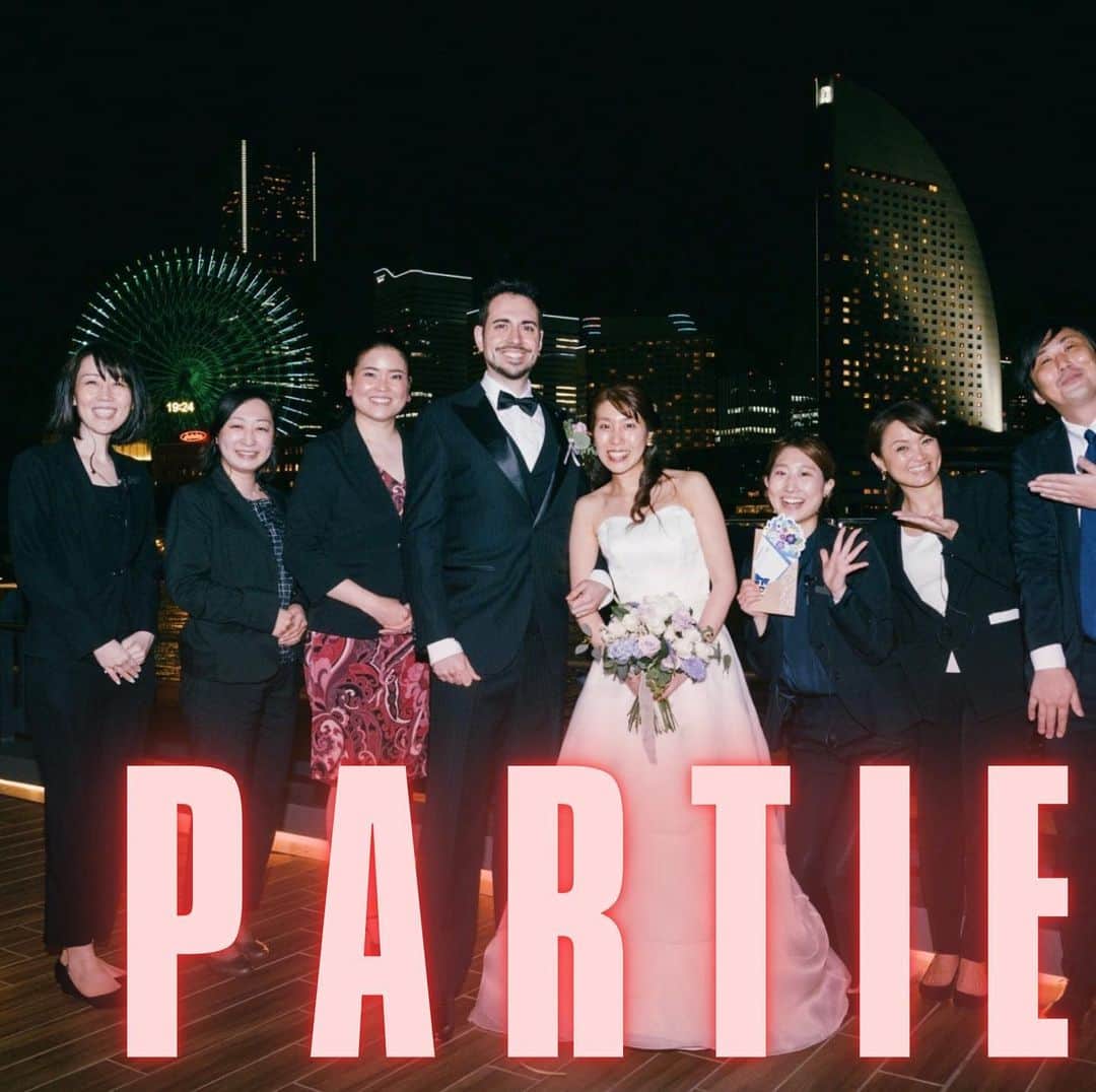NEO FLAG.〜未来へ繋げる、繋がるＷedding〜のインスタグラム：「* "PARTIEST!"  スタッフとの集合写真📸 最初のご相談会から当日までの時間を 一緒に過ごしてきたからこそ お開き後のこの時間は嬉しくもあり寂しくもあります…  2枚目はお茶目なお二人の1枚✨  #neoflag #ネオフラッグ #国際結婚 #国際結婚カップル #ウェディングプロデュース #ウエディングプロデュース #オリジナルウェディング #オリジナルウエディング #コンセプトウェディング #15次会 #ウェディングパーティー #ウエディングパーティー #結婚パーティー #ウェディングプランナー #プランナー」
