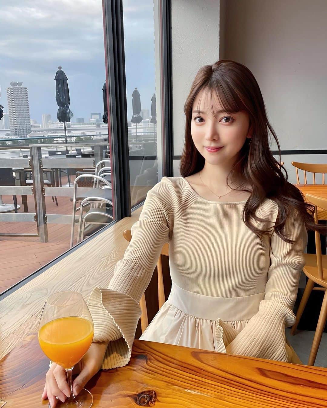 のインスタグラム：「みかんジュースでご飯を待つ私🍊」