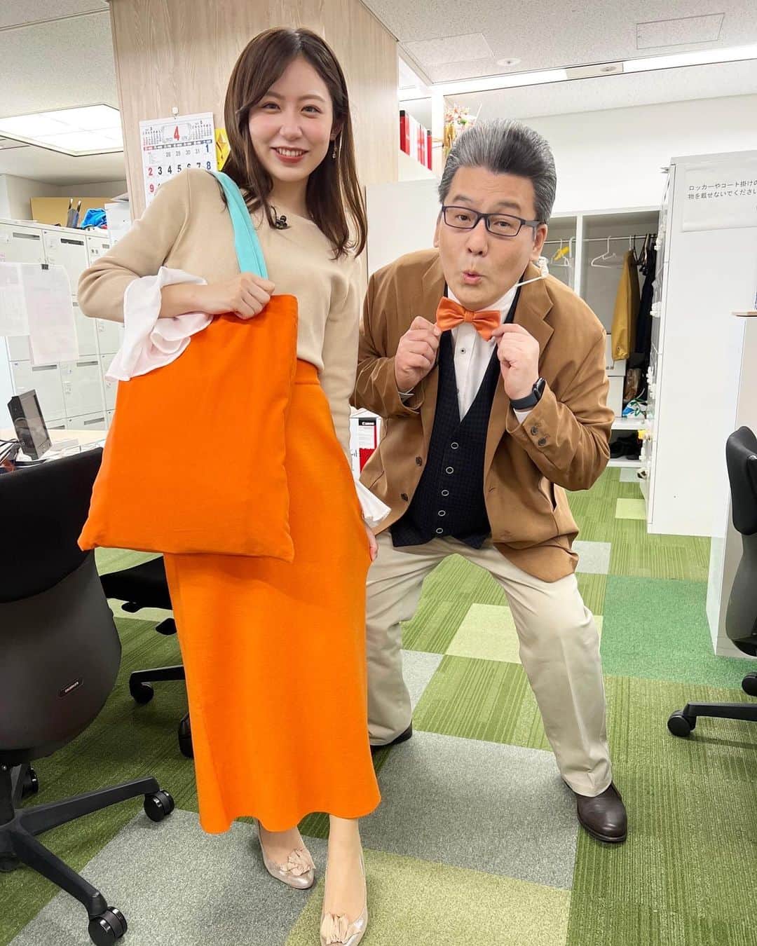 小山内鈴奈のインスタグラム：「昨日の衣装👚  軽部さんの蝶ネクタイと、 私のスカートの色が とっても似ていました😳❗️  そして、カバンも同じ色！！  実は私のものではなく、 写真を撮ってくれた唯さんのカバンです🙈✨  偶然が重なった日でした🥕」
