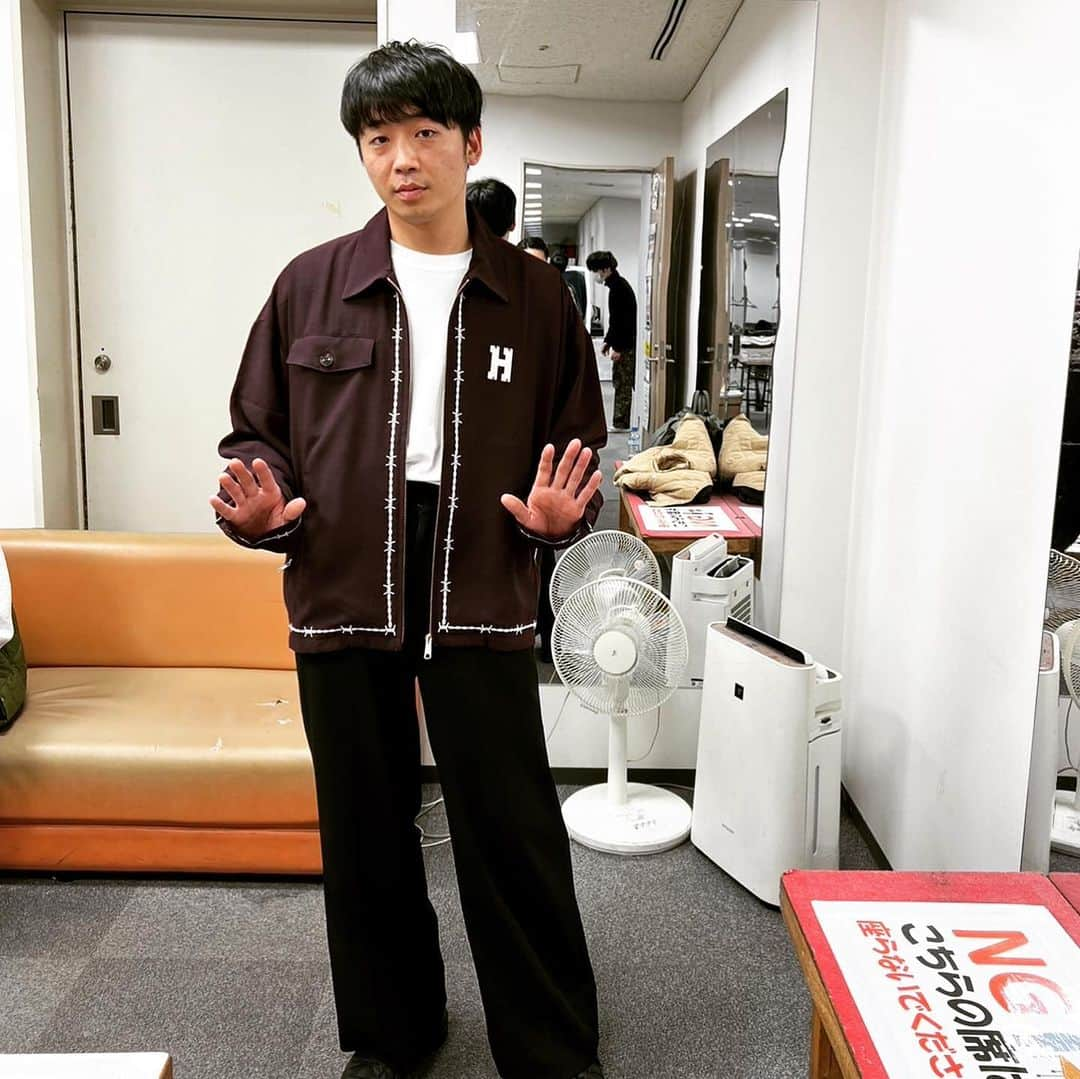 新山士彦のインスタグラム：「王様のブランチで買わせていただいた服届いた。最高！買い物の達人や！😂 宮北が頑張って下から撮ってくれた写真は普通に良くなくて却下😭笑」