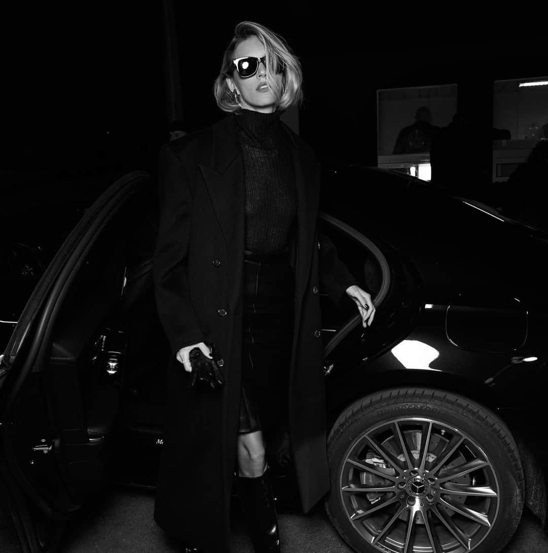 アニヤ・ルービックのインスタグラム：「Saint Laurants first row✨  #saintlaurent #parisfashionweek #fw23」