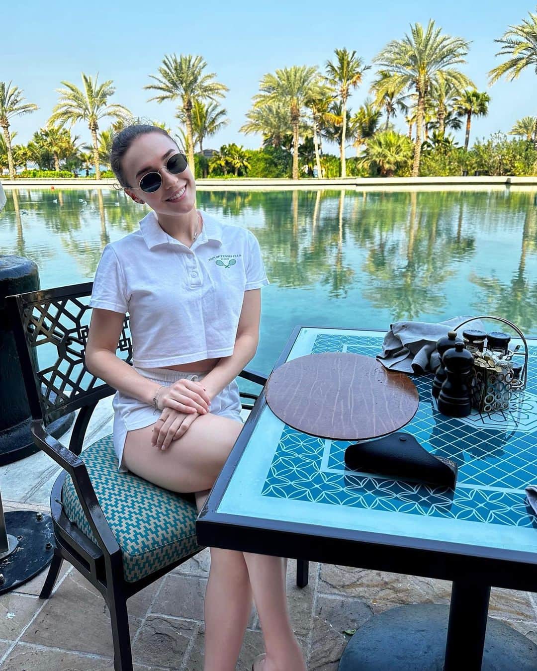 アッラ・ロボダのインスタグラム：「Live my best life 🌴  Заслуженный семейный отдых ☺️ Как же долго я этого ждала и еще больше работала ⛸️💪🏼」