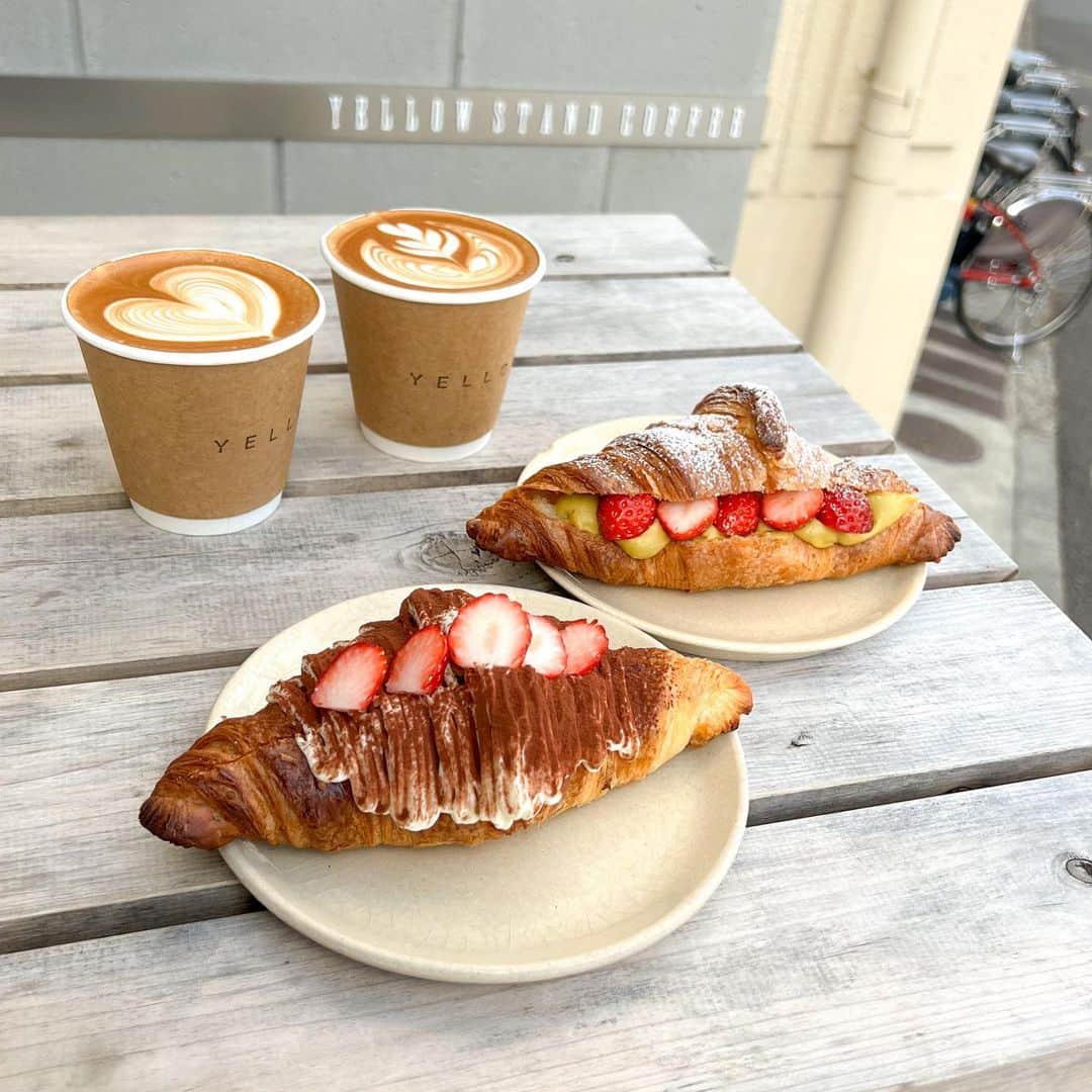 Aiさんのインスタグラム写真 - (AiInstagram)「. 𖤘YELLOW CAFE／三軒茶屋 ⁡ 下北沢と三軒茶屋の間にあるカフェ𖠚ᐝ ⁡ 昨年食べられなかった いちごのクロワッサンをリベンジ𖥧𖥧 ⁡ ティラミスはココアパウダー、マスカルポーネ 中にはいちごのコンポート ピスタチオはピスタチオクリームといちごがサンド ⁡ 見た目に反して どちらも甘さ控えめだったので 甘党には少し物足りなかったかな♩ ⁡ 𓂃𓈒𓏸 menu 𓂃𓈒𓏸 ■ストロベリーティラミスクロワッサン／750円 ■ストロベリーピスタチオクロワッサン／750円 ※季節限定、数量限定 ■ラテ／550円 ↪︎ @arabica.kyoto  ⁡ ˳◌* ┈ ┈ ┈ ┈ ┈ ┈ ┈ *◌˳ ⁡ YELLOW CAFE @_yellowcafe_  住所：東京都世田谷区代沢4-17-19 Nビル 1F ⁡ ˳◌* ┈ ┈ ┈ ┈ ┈ ┈ ┈ *◌˳ ⁡ #三軒茶屋カフェ #三軒茶屋グルメ #池ノ上カフェ #下北沢カフェ #下北沢グルメ #クロワッサンサンド #クロワッサン #カフェ巡り #カフェ部 #カフェ #東京カフェ #東京グルメ #東京ランチ #カフェスタグラム #スイーツ #おやつ #cafestagram #下午茶 #instafood #tokyo #tokyofoodie #cafeyellow」3月3日 17時32分 - ai_mahalo