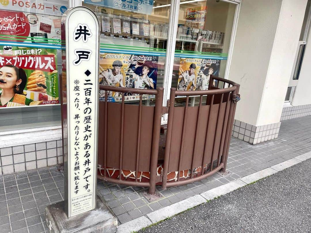 おきなわLikesさんのインスタグラム写真 - (おきなわLikesInstagram)「コンビニに井戸…？ ⁡ 先日、名護の街歩きをしていたときに偶然立ち寄ったこのコンビニ。 よーく見て。 コンビニの前に井戸。 …井戸！？ ⁡ ネタじゃなくて本当に知らずに寄ったので、 三度見くらいしました😳 ⁡ 200年以上前の井戸がいまでも大切に保護されている場所が何故かコンビニになっているというギャップ。 蓋が閉じられていたのですが、ぜひ中を見てみたかった… ⁡ いやー、これだから沖縄の街歩きは面白い。笑 ⁡ 📍ファミリーマート名護郵便局前店 ⁡ ⁡ ✜ 𖣯 ✜ 𖣯 ✜ 𖣯 ✜ 𖣯 ✜ 𖣯 ✜ 𖣯 ✜ 𖣯 ✜ 𖣯 ✜ ⁡ 沖縄のこと、「ちょっと好き」から「もっと好き」に。   フォローしてね🌺 @okinawa_likes ⁡ ✜ 𖣯 ✜ 𖣯 ✜ 𖣯 ✜ 𖣯 ✜ 𖣯 ✜ 𖣯 ✜ 𖣯 ✜ 𖣯 ✜   #おきなわLikes #沖縄 #沖縄観光 #沖縄旅行 #沖縄好きな人とつながりたい #okinawa」3月3日 20時45分 - okinawa_likes