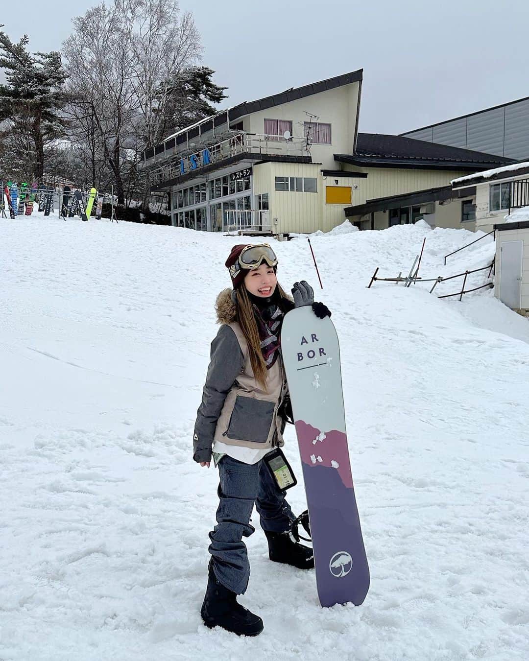 REINAのインスタグラム：「お久しぶりに更新❄️ 今シーズンはあと何回滑れるかなー☃️ . . . . .  #スノーボード #スノーボード女子 #スノボ #スノボ女子  #スノーボードウェア #burton #arbor #km4k #雪 #雪遊び #ゲレンデ」