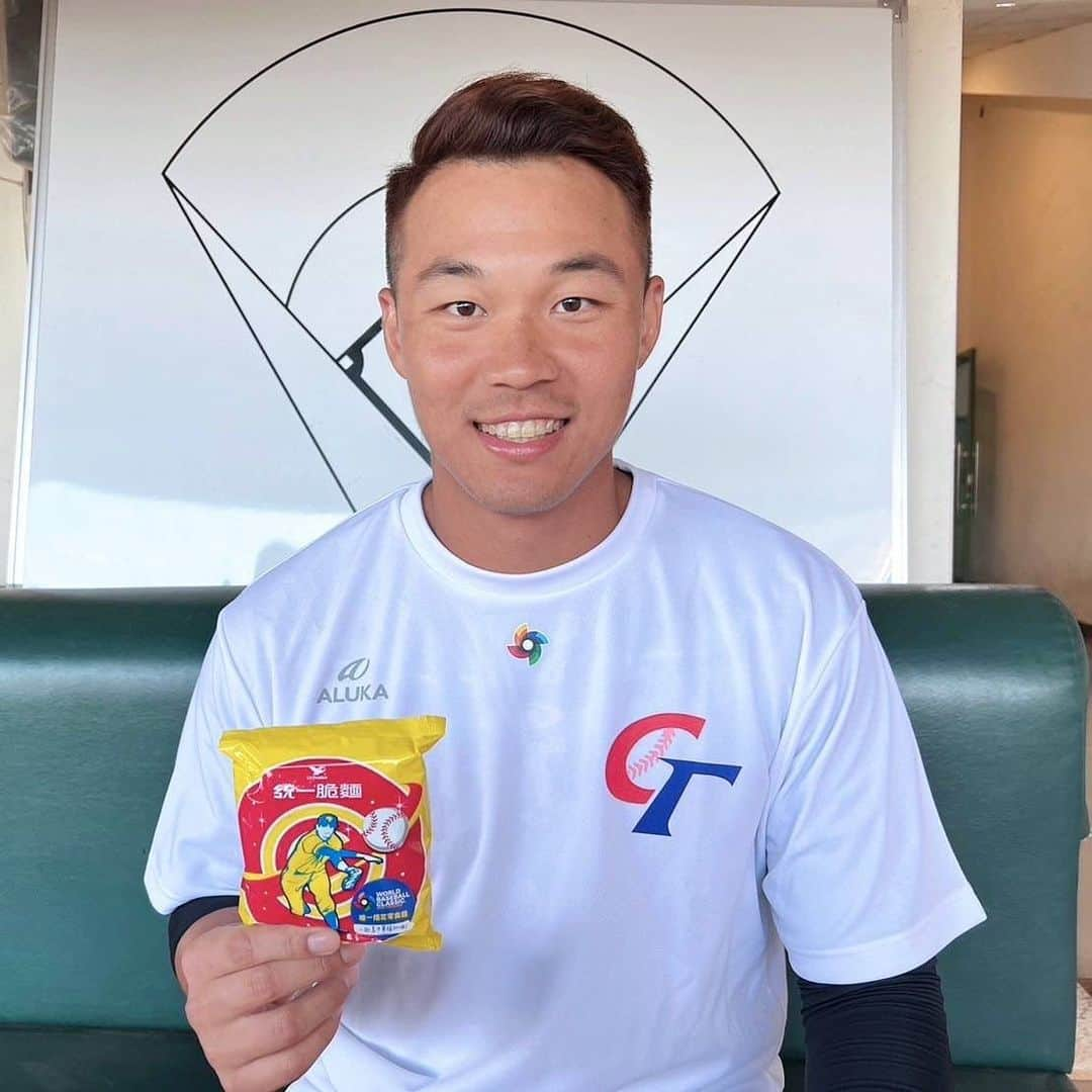 ワン・ボーロンのインスタグラム：「⚾ 再次披上國家隊戰袍 準備迎戰接下來的比賽 看球賽時別忘了來包#統一脆麵 應援的好夥伴，又脆又好吃！  #2023世界棒球經典賽 #唯一指定零食麵」