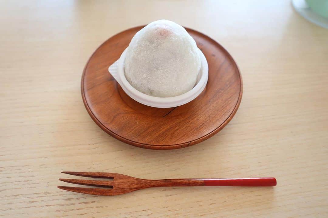 のインスタグラム：「_ 今日は楽しい雛祭り🎎  ということで念願 @aitodenkimochiten の 賞味期限5時間「いちご生大福」 をいただきました🍓🙏 （お友達から🥹）  餅がもっちもち!!!!!!!! （おやじギャグも出ちゃうくらい） そして、いちごが あまーーーーーい🍓🍓🍓!!! 酸味をまるで感じない、感じなかった。 甘過ぎて美味しすぎた。 今まで食べた苺大福の中で 1番の甘さを誇るといっても 過言ではない甘さでした🫡🍓  他のきな粉餅もよもぎ餅も とろける程に美味しかったよ… _ #あいと #電気餅#生大福#いちご #和菓子#手土産スイーツ #本日のフルーツスタグラム」