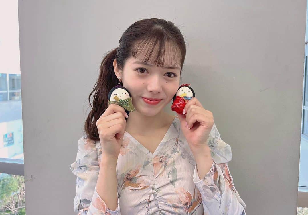 のインスタグラム：「雛祭り🎎 今日は桜餅を食べたよ🌸 京都にいた時、小学校時代に給食で出た 菱形の三色ゼリーが食べたい❣️ 何処に売っているんだろう〜〜？🤤🤤 ちょっとだけ凍らせて食べるのが 好きだったな〜♪  今日は昨日強かった風も収まって 穏やかな雛祭りになったかなあ💭  #桃の節句」
