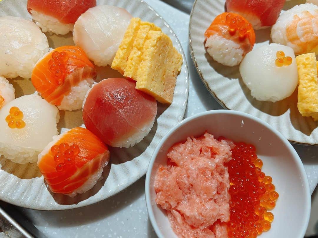 高杉麻里のインスタグラム：「今日は楽しいひな祭り🎎🍡🌸  ということで手毬寿司作ってみた🍣💕」