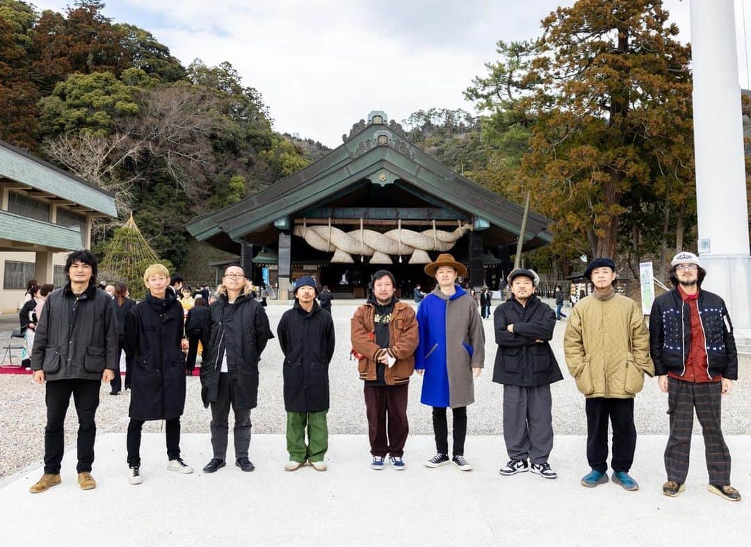 のインスタグラム：「． ． 修学旅行ような二日間  島根はライブ前にガイドのスッスー案内で出雲大社へ。  ライブハウス出雲アポロのスッスーは 会うの2回目同い歳居心地良すぎ◎ ライブ前の出雲アテンド感謝🙏  初の出雲アポロ ステキなライブ空間も沢山のお客様さんもありがとう!! はじめましてのYOUNG OF FLOWERSもまた一緒に🤝  旅は続くよ！ ピス！  📸 @okb1020   #出雲大社 #修学旅行 #飲みすぎ起きれないかと思った #チャッピーは寝坊したよ #空港行ったらサプライズ #見送りまでありがとうすぎる #優男かよ #出雲アポロ #DOBERMAN_ska #ドーベルマン」