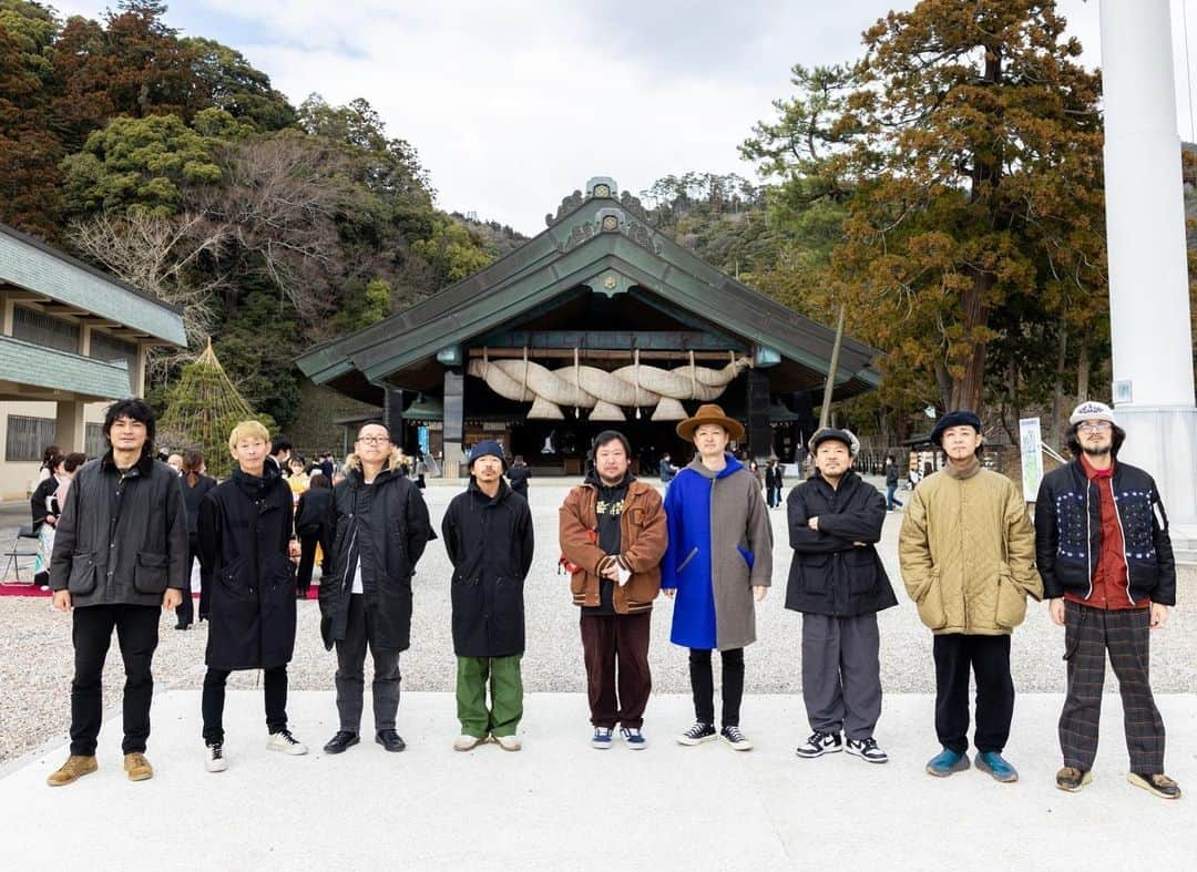 シーサーさんのインスタグラム写真 - (シーサーInstagram)「． ． 修学旅行ような二日間  島根はライブ前にガイドのスッスー案内で出雲大社へ。  ライブハウス出雲アポロのスッスーは 会うの2回目同い歳居心地良すぎ◎ ライブ前の出雲アテンド感謝🙏  初の出雲アポロ ステキなライブ空間も沢山のお客様さんもありがとう!! はじめましてのYOUNG OF FLOWERSもまた一緒に🤝  旅は続くよ！ ピス！  📸 @okb1020   #出雲大社 #修学旅行 #飲みすぎ起きれないかと思った #チャッピーは寝坊したよ #空港行ったらサプライズ #見送りまでありがとうすぎる #優男かよ #出雲アポロ #DOBERMAN_ska #ドーベルマン」3月3日 18時37分 - __seasir__