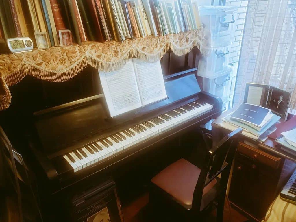 藤岡幸夫さんのインスタグラム写真 - (藤岡幸夫Instagram)「実家の仕事部屋にあったピアノをオーバーホールして消音機能も新たに取り付けてやっと我が家に移動して、やっと仕事部屋の引っ越し完了❗ これからは、このコーナーにこもる時間が長くなります😃」3月3日 18時37分 - sachio_fujioka