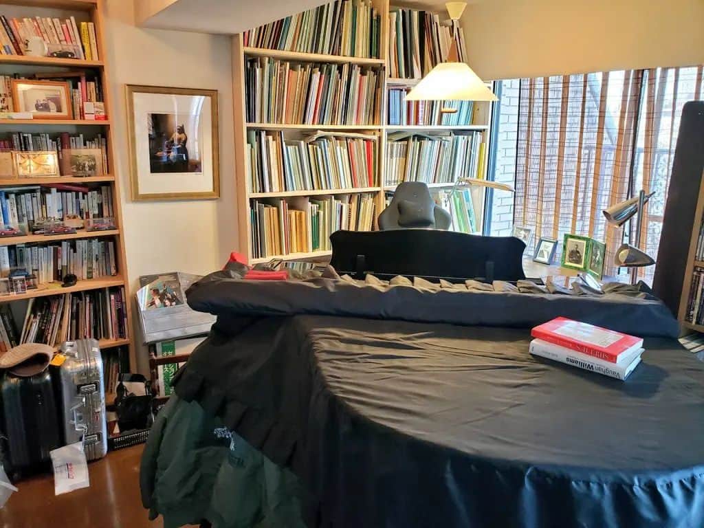 藤岡幸夫のインスタグラム：「実家の仕事部屋にあったピアノをオーバーホールして消音機能も新たに取り付けてやっと我が家に移動して、やっと仕事部屋の引っ越し完了❗ これからは、このコーナーにこもる時間が長くなります😃」