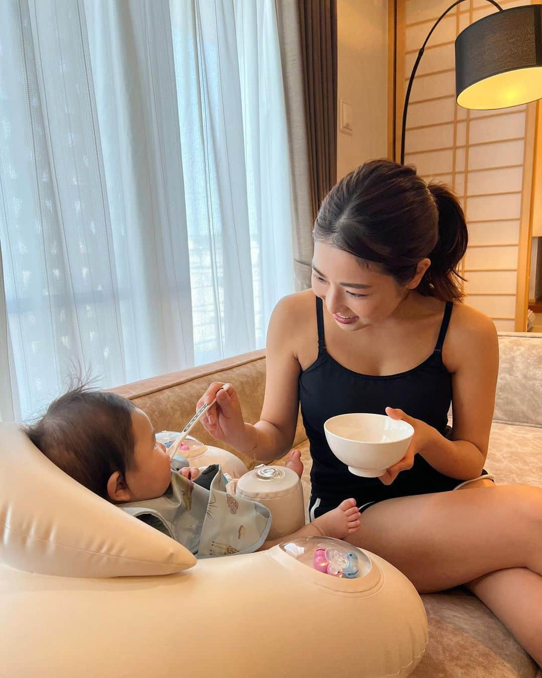 MelonHarunaのインスタグラム：「離乳食始まりました👶🏻🍚 沖縄旅行中で、まともな調理器具もほとんどないので大活躍しているのが @thekindest_official のベビーフード。  パウチに入っている物に関してはお湯すら要らずそのまま与えられるので旅先はもちろん、災害の時にも便利だなと…✨  かぼちゃを与えてみたけどすごい食いつきで、わたしも食べてみたけど余計な物何も入ってないのにすごく美味しかったです🥹🫶🎃  初めて口にする物は安心安全で美味しい物を食べてもらいたい。 これから食べる物もすごく楽しみだねぇ👶🏻🥄  今のところ、苦手なものはお茶みたい😂  ・ ・ #thekindest#カインデスト#赤ちゃんからの食育#ライスシリアル#ベビーフード#離乳食#生後5ヶ月#生後5ヶ月男の子 #男の子ママ」