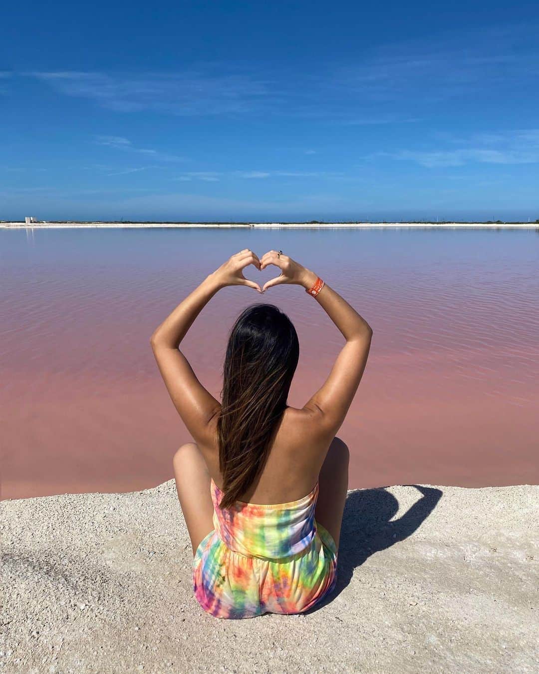樋口千紗のインスタグラム：「. 【カンクン旅行記録】  カンクン6日目はピンクラグーンを見に LAS COLORADAS(ラス・コロラダス)へ！  湖がピンク色になっているのは、 ここに生息する赤いプランクトンや 小エビの影響でなんですって。  ほんま、どピンク！！(語彙力)  そして岸の白い砂に見えるものは 実は、全て塩。 まさに自然のアートであります。  このピンクラグーンは「ラス・コロラダス」 という街にあり、カンクンからバスで3時間半ほどかかるけど そこまでしても見る価値あり！！  アライグマもいっぱいいて lagoonでraccoon🤟ちゅて🦝  #メキシコ  #Mexico #カンクン #Cancun #Cancún #海外旅行 #trip #travel  #ピンクレイク #ピンクラグーン #pinklagoon #pinklake #ラスコロラダス #lascoloradas #アライグマ #raccoon」