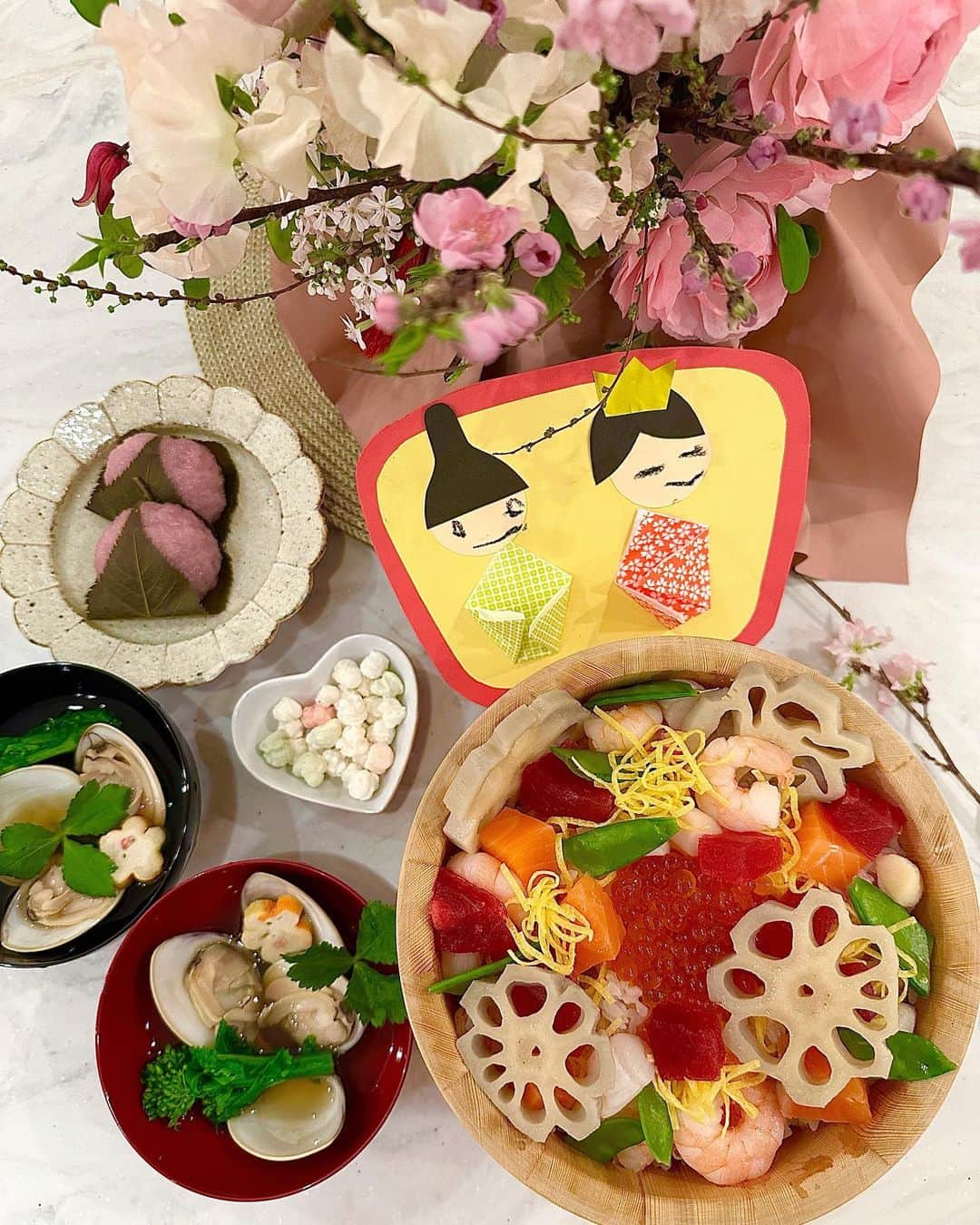 篠田麻里子のインスタグラム：「ひな祭り🎎 健やかな成長と健康を願って👶💕  急いで作ったら海鮮丼になってしまったちらし寿司🥹👍  エビ：腰が曲がるまで長生きできるように レンコン：遠くまで見通せるように 豆：健康でマメに働けるように  健康で日々楽しく☺️ #ひな祭り」