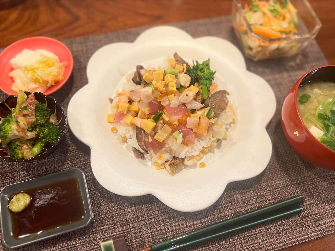 月央和沙のインスタグラム：「うちの晩ごはん✨  #ちらし寿司 #ブロッコリーのおかかポン酢 #パクチーのアジアンサラダ #大根とお豆腐みつばのお味噌汁 #お漬物」