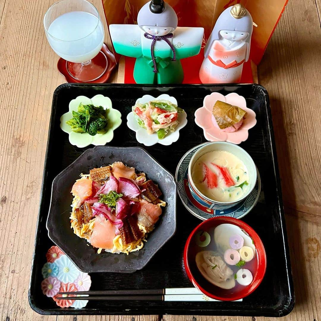 ひろσ(´～｀*)さんのインスタグラム写真 - (ひろσ(´～｀*)Instagram)「☆ 🍴穴子とサーモンのちらし寿司 🍴はまぐりのお吸い物 🍴茶碗し 🍴なばなのからしあえ 🍴スナップえんどうとかにかまのかき揚げ 🍴桜もち ． ． 今日はひな祭りということで 簡単ちらし寿司で晩ごはん☺️🎎 ． ． はまぐり高いので お吸い物なしで 茶碗蒸しにしとこうと思ってたら 夕方ご近所さんから お裾分けが届きました😂 砂抜き済み🙏🏻💕 すごく大きくて とってもいいお出汁がでて おいしいお吸い物ができました🥰 ． ． ちらしは穴子、サーモンに 紫大根の浅漬けをのせて😊 からしあえは めんつゆで作りました ． ． ・・・・・・・・・・・・・・・ #晩ごはん#常備菜#作り置き #つくりおき#ごはん#おうちごはん#手作りごはん#マカロニメイト#てづくりごはん365# からだにやさしいごはん #体に優しいごはん#うつわ好き#器好きな人とつながりたい #japanesefood #lunch #夜ごはん#おうちランチ#おうちカフェ#ひな祭り#ひな祭りごはん #雛祭り#ちらし寿司 #ひなまつり#晩御飯#よるごはん #ばんごはん」3月3日 18時48分 - hiro71111