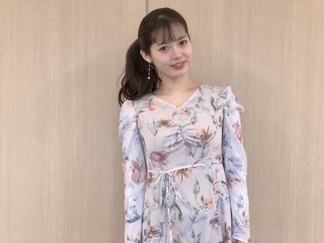 のインスタグラム：「花柄ワンピースを着てお花見とかに行きたい🌼  #花柄ワンピース #春コーデ  温かいメッセージをいつもありがとう🫶」