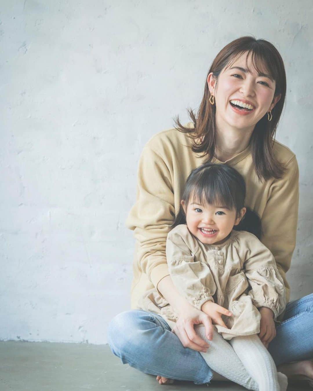のインスタグラム：「. えみりーとママ❣️ 末っ子で自由奔放わがまま娘🤣笑 でもえみりーが笑ってると家族みんなHAPPYになっちゃう☺️ . #撮影#親子#娘#次女#末っ子#ママ #大好きだよ #将来の夢 #おせんべい　笑 #なれるといいね . @yokonakata_ph 📸 @kikku726 💄  @mum.studio__  @emily18baby 👶🏻」