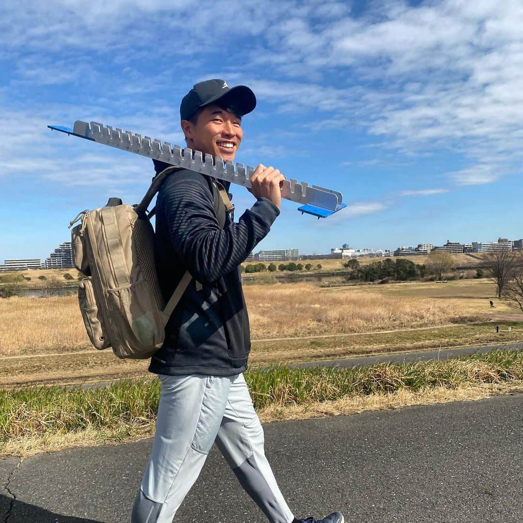 小池祐貴のインスタグラム：「【帰国中】 思ったより暖かくてよかった。 少し慌ただしくなるので今週のインスタライブはお休みします。  YouTubeの方も登録1000人超えたらライブ配信始めるのでよかったら登録してみてね。  #nike #住友電気工業陸上部  #スタブロ手持ち」
