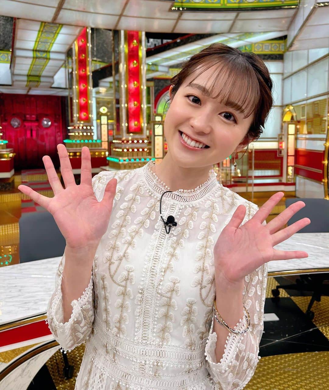 若林有子のインスタグラム：「今夜の金スマは加藤茶さん・綾菜さん夫妻がゲストです💐  今回は中居さんがいらっしゃる中での収録！ 懐かしい思い出話もされていましたよ〜😊  我が家にも「全員集合」のDVDがあったので、小学生の頃に何度も何度もコントを見た思い出が…💭 ついてついて、押して押して、払って払って、最後は切る！の剣道のコントが好きでした😁  今夜9時からぜひご覧ください！  #金スマ #全員集合 #ドリフターズ  ワンピース: wildlily パンプス: DIANA アクセ: VANDOME AOYAMA」
