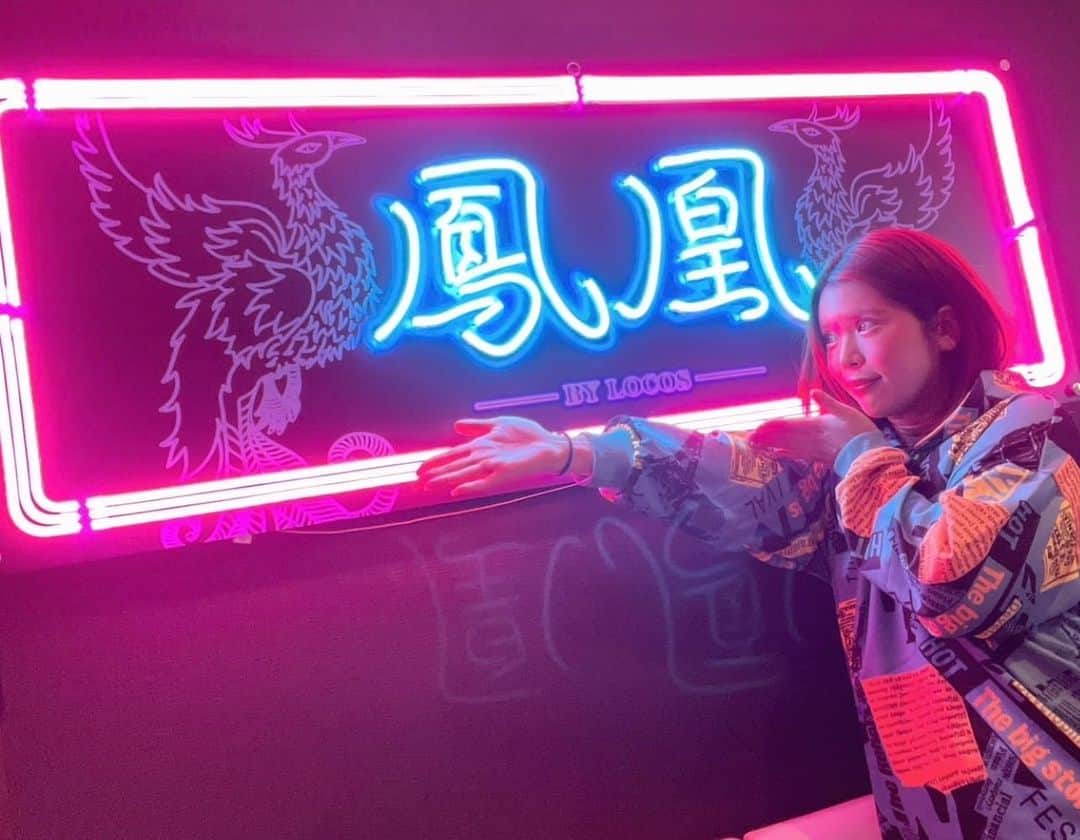 坂口杏里のインスタグラム：「坂口杏里、 ３２才迎えました！！ 10代から芸能活動やらいろんな経験して 沢山の方に出会い  ３０代になり、女としての夢 【結婚】もいたしました！ 数少ないお友達がいて、 私が夜中発作で白目むいて泡吹いて　 が、去年から2回ありそんな中 助けてくれたのは今の旦那です。 そして私がずっと抱えていたトラウマの 【お父さん】という存在です。 けどそんなの覆すくらい、今のお父さんは 私の大切なお父さんです。 旦那とお父さんが電話していても、 必ず「杏里はどうだ？」 と、絶対に聞いてくれます。 「悪いけどお父さん杏里には嫌でもつきまとうから！」 なんて言葉の一つ一つが私にとって どれだけ安心するか。  小さい頃からの【お父さん】という トラウマを消してくれる本当の父親です。  旦那は正直ほぼ毎日喧嘩してます笑笑 けど旦那の優しさ、 何があっても大切にしてくれる、 根強い根性。笑  よーこんなわがままな私を見捨てないなぁ と、いつも思います。 うちは進一じゃないと無理なんですよね。  発作が起き、私もインフルエンサーとして 凄く収入が落ち 毎日コンビニ飯か何も中身のない冷蔵庫を 何度もみて、 なんかないかなぁ。。  正直昔（幼少期）は裕福で何も困る事が ありませんでした。 けど彼と結婚して、普通の生活の幸せさ 時にはお金がないけど あたしは幸せだよ。まじで。  って思えるのは旦那とお父さんのおかげ なんですよね。  るいくん（愛猫）がいて、旦那がいて、 お父さんがいて、、 本当に心から幸せです。  ありがとうございます。 そしてこれからも末長くこんな私を よろしくお願いします。  そしてそして いつも応援してくださる方々 私は幸せもんですょ。 これからも賛否両論色々な意見ありますが こんな私についてきてください。  昨日のカウントダウンサプライズは、 としくんが働いている、 【BAR鳳凰】さんにて🎂🙌  親友よ、ありがとうね、 これからも毎年ずっとお互い 祝おうね！  よろ〜🙌🎂  そんな感じで３２才、もっと最強に バージョンアップに なってく坂口杏里、 夫婦を宜しくお願い致します🙇‍♀️」