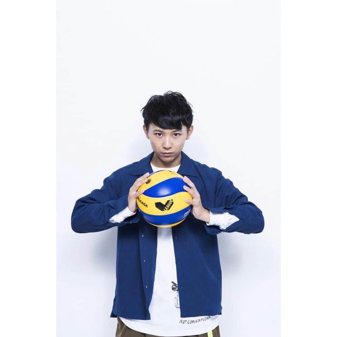 須賀健太のインスタグラム：「【プロ契約‼︎】 この度、あした3月4日に、 バレーボールVリーグの パナソニックパンサーズさんと一日プロ契約をさせて頂くことになりましたっ！ 本当に光栄すぎる…😳 ぜひ僕の勇姿を応援しに来てくださいっ！ 日向ぁ…力くれぇ…笑 （画像は過去画像です。）  #pr  #パナソニックパンサーズ  #panasonicpanthers」
