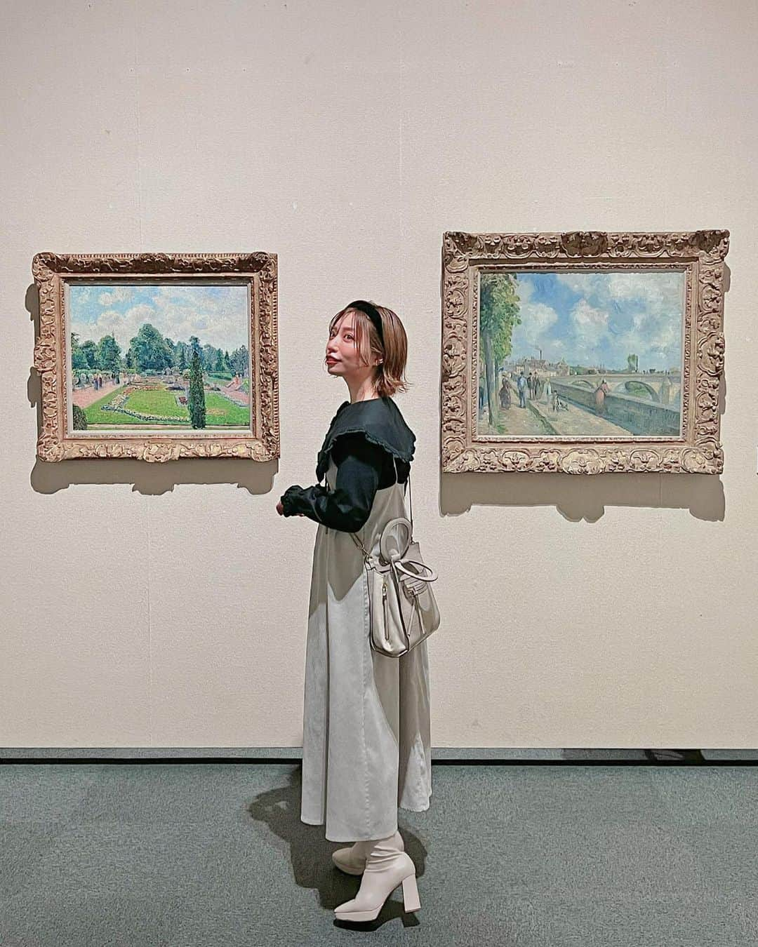 和希詩織さんのインスタグラム写真 - (和希詩織Instagram)「#美術館巡り 🖼吉野石膏所蔵の記帳書と絵画コレクション🖼 本と絵画の800年が見られるよ✨  📍 練馬区立美術館 (中村橋駅徒歩3分) . . ※特別招待枠で撮影をしております🙇‍♀️📸 . . 記帳書のデザインや字体鮮やかさ📚目に触れやすいように 文章の並びでモチーフな形になっていたり、オシャレさが満載✨ . . . 海外の細かいタッチが美しく 色彩も綺麗で癒された🖼✨ まるで写真のような絵画もあって どっぷりアートに浸れた✨ . . . アートなお出かけスポットで デートにもオススメ🫶 インスピレーションがとっても刺激的だったからぜひ 遊びに行ってみてね🤤 . . . .  ❌ちなみに📸一般のお客様は動画撮影が禁止となります 本展覧会は２階展示室の１部のみ撮影が可能です！ . . .  撮影時のみマスクを外しております😷📸  . . #PR#吉野石膏 #印象派 #絵画 #美術館 #美術館巡り #美術展 #美術展巡り #休日の過ごし方 #練馬区立美術館 #art #吉野石膏コレクション#美術館デート #美術館好き #アートが好き #お出かけスポット #たびすたぐらむ #都内デート」3月3日 19時30分 - kazukishiori