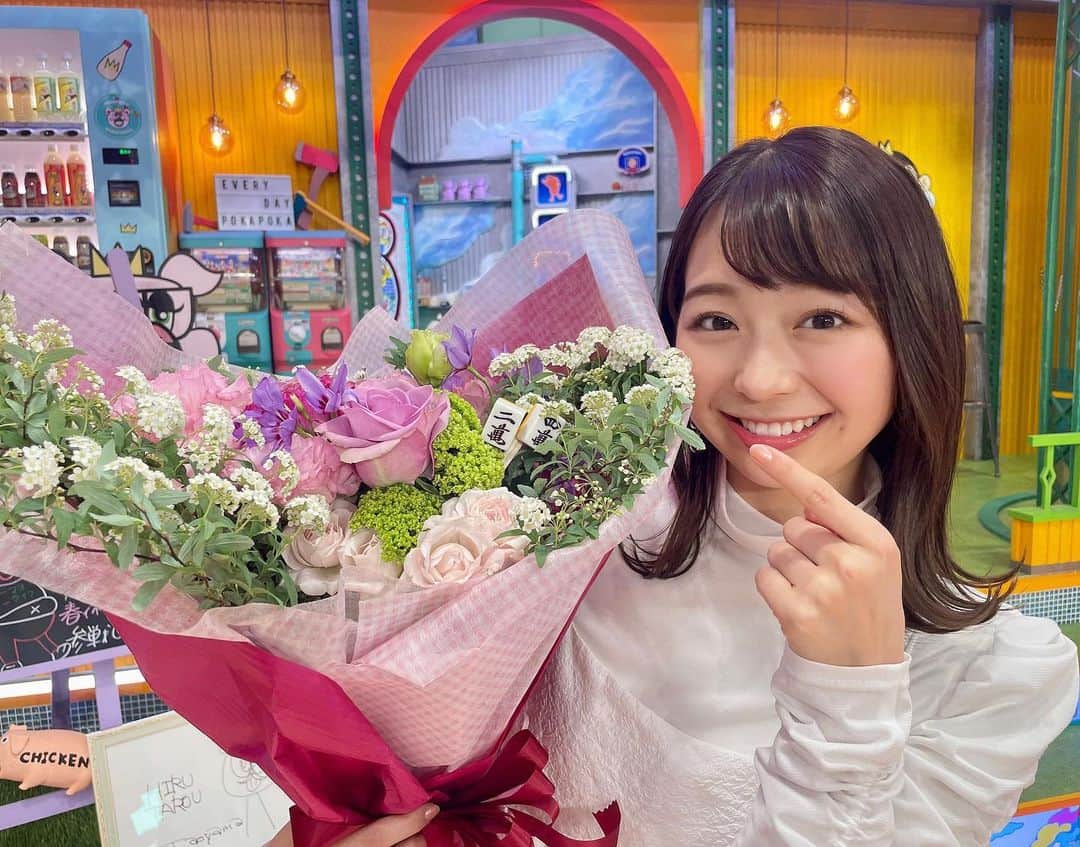 小室瑛莉子のインスタグラム：「⁡ めざまし8担当のお祝いと 昨日が誕生日だったからということで、 ぽかぽかで花束いただいちゃいました💐🙀‼️ ⁡ 本当にありがとうございます🥹🧡 ⁡ よーく見てみると、、、 萬子(マンズ)で24🤣🤣 さすが麻雀の金曜日🀄👏 ⁡ 24歳、変わらず一生懸命お仕事頑張ります💪🔥 ⁡ 心が #ぽかぽか な #ひな祭り #24歳」