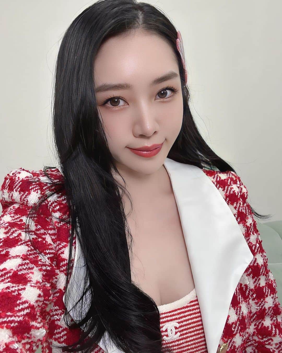 megbabyのインスタグラム：「隠れmgbはヘアピンでした💗👸🏻  スキンケア時間をもっと楽しく幸せな時間にしたい気持ちとメイクする時もお出かけの時もmgb愛💗強くてヘアピン作ったの🥹🫶🏻 可愛すぎてbagにもつけちゃう🥹  これはまだ世界にひとつのサンプルなんだけどみんなも使ってくれるなら作っちゃうよ？🥹💕🪄」