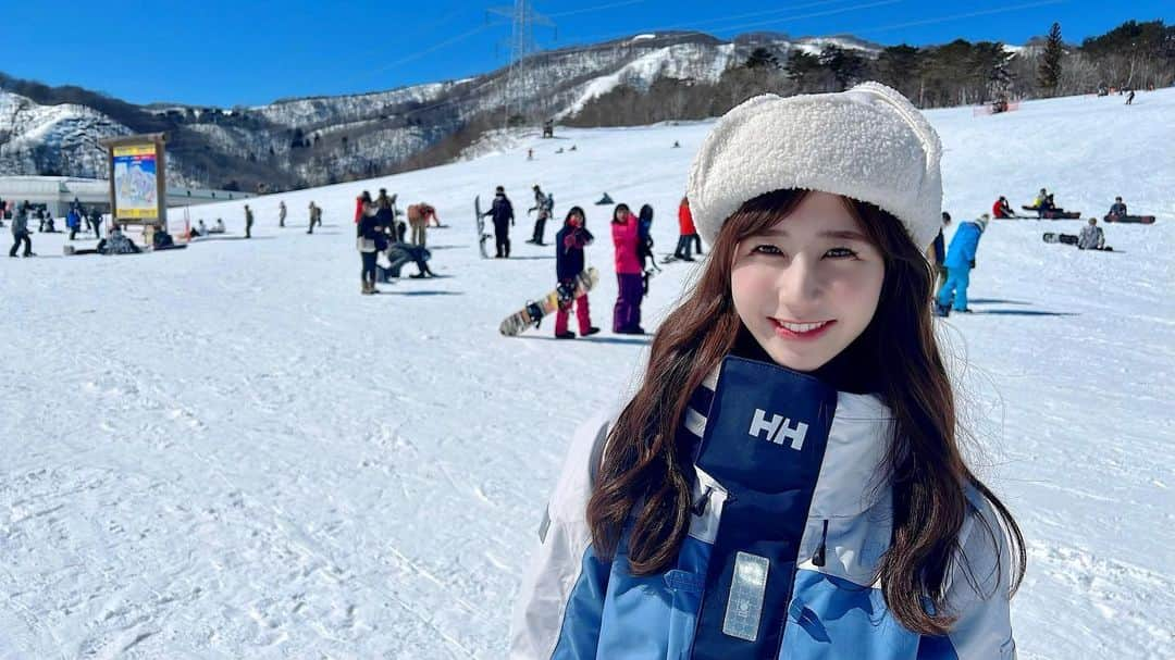 伊藤楓のインスタグラム：「⁡ 数年ぶりのゲレンデは最高でした⛄️ 天気も快晴〜☀️きらきら眩しいぐらい！ ⁡ 中京テレビの技術チームの方々と行ってきました❄️ 会社を離れても誘ってくれるのは素直に嬉しいですね☺️ ⁡ ⁡ #snowboarding #hellyhansen #burton #oakley #thenorthface #高鷲スノーパーク #スノーボード女子 #アナウンサー  ⁡」