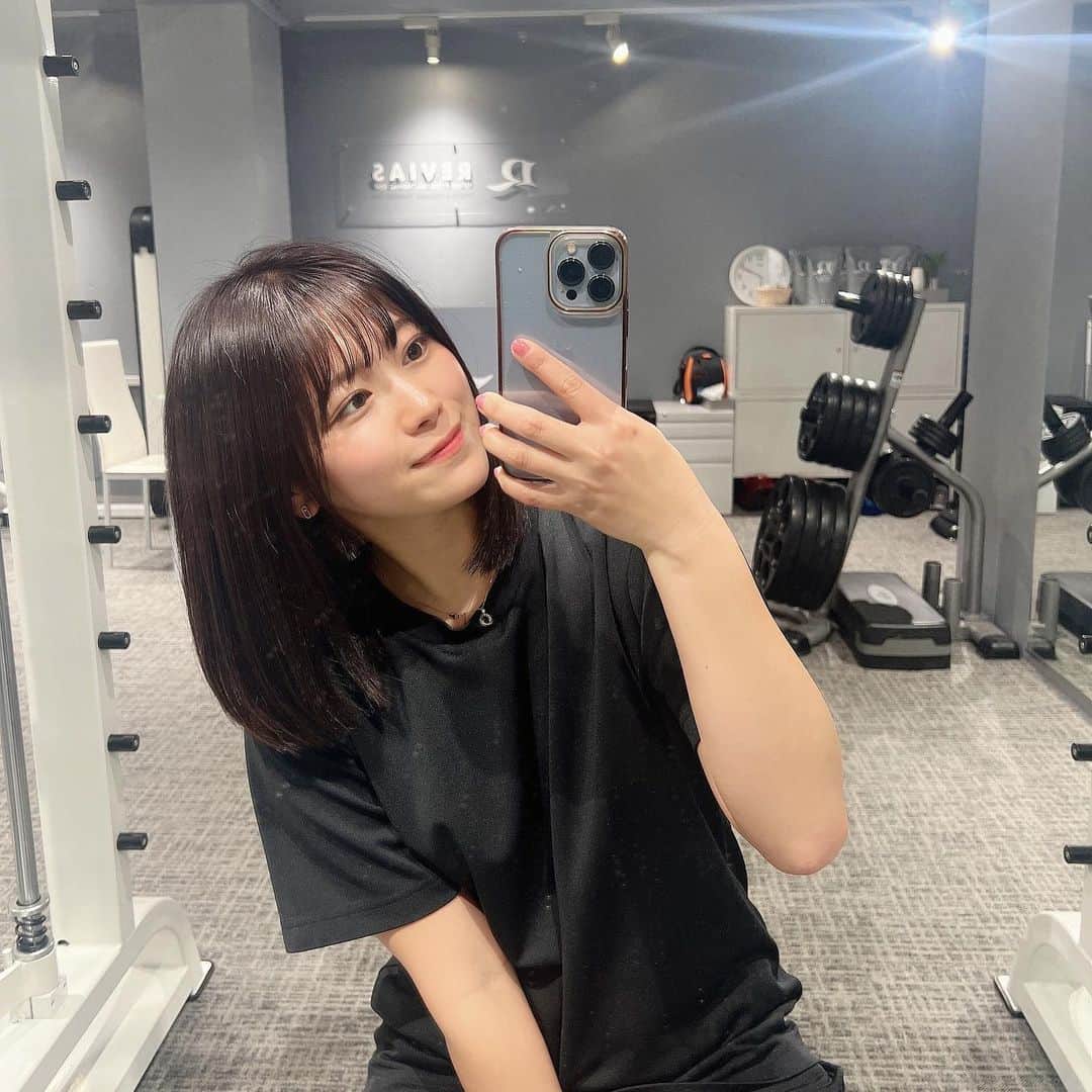 山内鈴蘭のインスタグラム：「お仕事終わりでトレーニング🏃🔥  今、週に1〜2回の頻度で ジムに通えるようになってきた⭐︎  ウェアも靴もお借りできるから 朝からお仕事の時、自前で持ち運ばなくて良いから本当にありがたい🥺🌸  自分の体の悩みと ゴルフに繋がる筋力トレーニング🔥  初回よりもトレーニング内容が 濃くなってきて嬉しい💓  実感できる様になってくると 本当に頑張ろうと思える！！！！  @revias_official  いつもありがとうございます🌸  #ジム #パーソナルジム #パーソナルトレーニング #代官山 #トレーニング #トレーニング女子 #スクワット #トレーニングウェア #ゴルフ女子 #ゴルフトレーニング #トレーニング動画 #股関節ストレッチ #ストレッチ #体幹トレーニング #体幹 #筋トレ女子 #ゴルフ好きな人と繋がりたい」