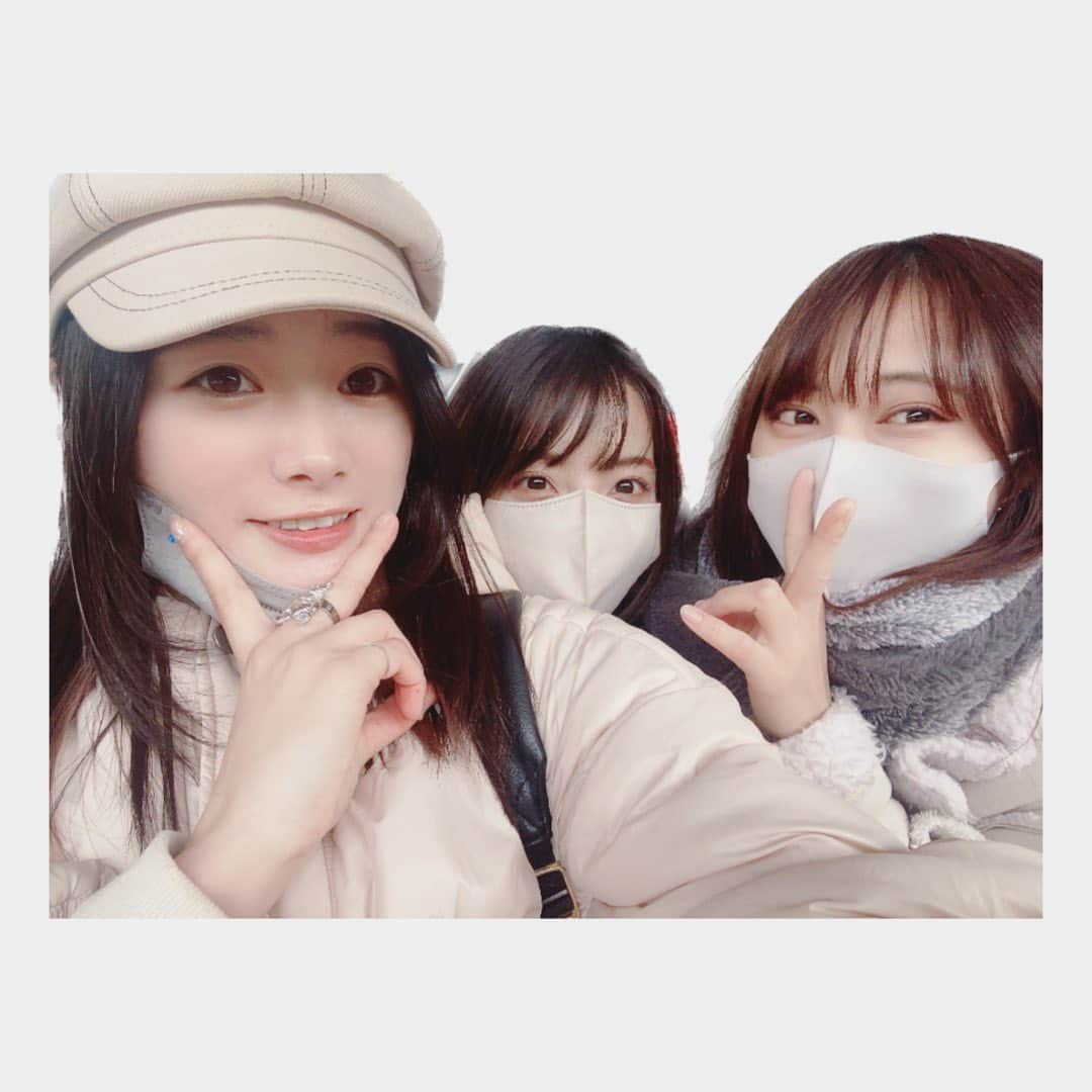 長谷川玲奈さんのインスタグラム写真 - (長谷川玲奈Instagram)「Tokyo 7th シスターズ2053 1st LIVE よろしくお願い致します！ ライブ前にリハーサル時のRoots.オフショット写真を投稿しちゃいます📸  リハーサル期間中は、気づいたら2人のことを思う日々が続いていました！ 2人はステージへの思いが本当に素敵で、ダンス・歌をギリギリまで3人で確認し合ってました。（明日もします！）  ちゃんとやる時・ふざける時とスイッチの切り替えが出来るのがRoots.の魅力だなと思います☺️  レッスン後は、一緒にご飯食べたり・ゲームセンターに行ったり・お買い物したり・ほぼ毎日連絡取り合っていたりと、お陰様で言いたいことを正直に言える仲になりました✌️  きっと、本番当日は楽しく楽しくてRoots.楽屋はうるさいんじゃないかと思います😂  2053の初めての単独LIVE‼︎精一杯頑張ります！ よろしくお願い致します💜  #t7s #ナナシス　#roots  #天野聡美 #橘一花 #声優」3月3日 19時43分 - bbg_rena0315