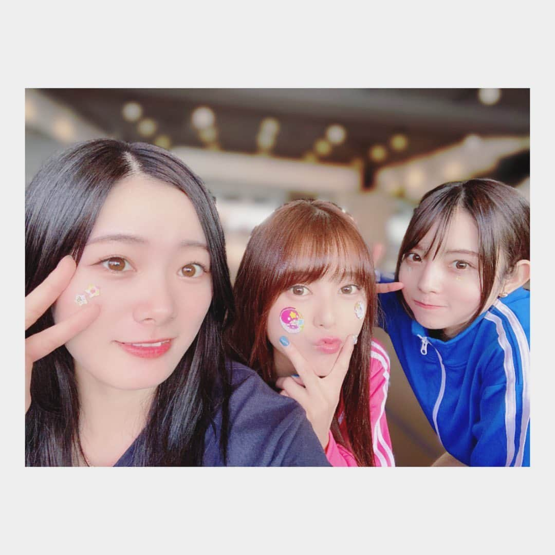 長谷川玲奈さんのインスタグラム写真 - (長谷川玲奈Instagram)「Tokyo 7th シスターズ2053 1st LIVE よろしくお願い致します！ ライブ前にリハーサル時のRoots.オフショット写真を投稿しちゃいます📸  リハーサル期間中は、気づいたら2人のことを思う日々が続いていました！ 2人はステージへの思いが本当に素敵で、ダンス・歌をギリギリまで3人で確認し合ってました。（明日もします！）  ちゃんとやる時・ふざける時とスイッチの切り替えが出来るのがRoots.の魅力だなと思います☺️  レッスン後は、一緒にご飯食べたり・ゲームセンターに行ったり・お買い物したり・ほぼ毎日連絡取り合っていたりと、お陰様で言いたいことを正直に言える仲になりました✌️  きっと、本番当日は楽しく楽しくてRoots.楽屋はうるさいんじゃないかと思います😂  2053の初めての単独LIVE‼︎精一杯頑張ります！ よろしくお願い致します💜  #t7s #ナナシス　#roots  #天野聡美 #橘一花 #声優」3月3日 19時43分 - bbg_rena0315