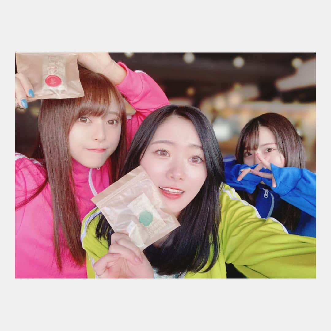 長谷川玲奈さんのインスタグラム写真 - (長谷川玲奈Instagram)「Tokyo 7th シスターズ2053 1st LIVE よろしくお願い致します！ ライブ前にリハーサル時のRoots.オフショット写真を投稿しちゃいます📸  リハーサル期間中は、気づいたら2人のことを思う日々が続いていました！ 2人はステージへの思いが本当に素敵で、ダンス・歌をギリギリまで3人で確認し合ってました。（明日もします！）  ちゃんとやる時・ふざける時とスイッチの切り替えが出来るのがRoots.の魅力だなと思います☺️  レッスン後は、一緒にご飯食べたり・ゲームセンターに行ったり・お買い物したり・ほぼ毎日連絡取り合っていたりと、お陰様で言いたいことを正直に言える仲になりました✌️  きっと、本番当日は楽しく楽しくてRoots.楽屋はうるさいんじゃないかと思います😂  2053の初めての単独LIVE‼︎精一杯頑張ります！ よろしくお願い致します💜  #t7s #ナナシス　#roots  #天野聡美 #橘一花 #声優」3月3日 19時43分 - bbg_rena0315