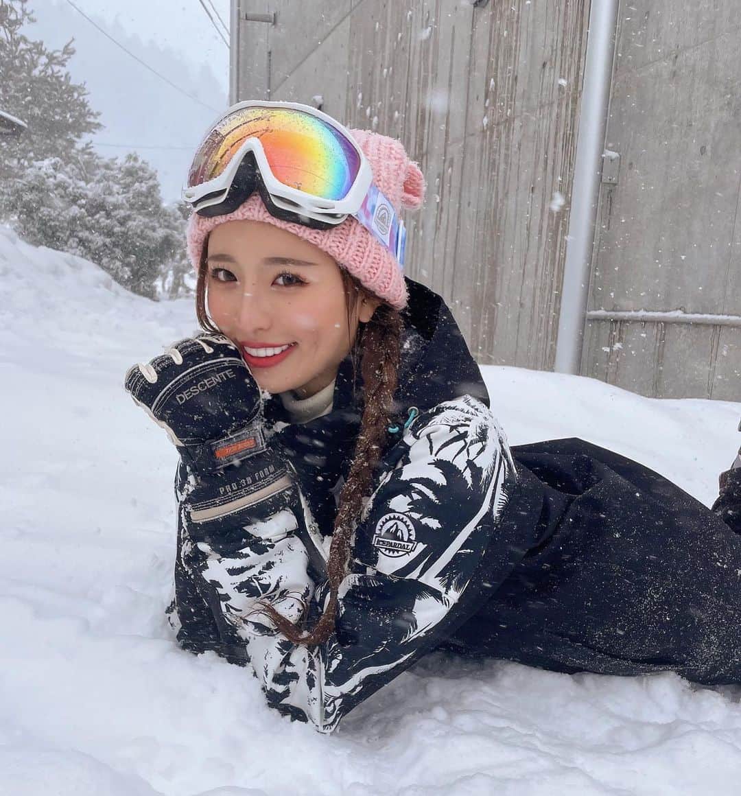 MIYABIのインスタグラム：「⚡️CYBERJAPAN DANCERS 公式 YouTube⚡️  10年に1度の大雪でスキー&スノボー🏂 寒すぎて凍えました🥶  遭難しかけて帰ってこれたのでしょうか🎿😱  是非チェックしてね💜  コメントもお待ちしてます😳  #cyberjapan  #スノボー女子  #スキー女子  #サイバージャパン」