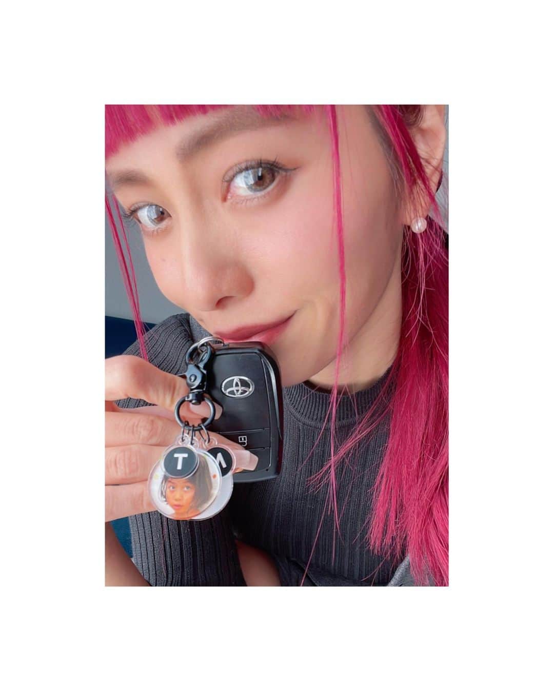 小泉梓のインスタグラム：「とーっても可愛いオリジナルキーホルダー。  お気に入りの写真などをプレートに自分で大きさなどデザインしかながら自由に作れるんだけど、欲張りすぎてギュウギュウになっちゃった。笑  自分用の他に、息子の親友くんへ誕生日プレゼントに付けたり、おばあちゃん達へのプレゼントなど、かなりたくさん作れて大大満足。  車の鍵につけてる写真のように、付属できる部品も揃ってるから一緒に注文できて便利だったよ。  なにより、ちゃんと分厚い感じがしっかりしていてびっくりだった。  作りたい写真もまだたくさんあったからこりゃまたオーダーしちゃうな。（親バカ） @acry.jp   #ACRY #アクリー #アクリルプレート #ad #オリジナル #オリジナルキーホルダー #子育て #プレゼント #育児」