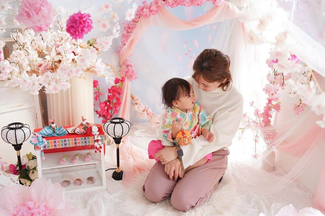 笠原美香のインスタグラム：「🎎🌸 早生まれさんでお宮参りとかぶったので今年が初節句🌸 当日はまま出張なので別日に✨ 離してくれって顔されてるけど... のびのびと健やかに成長していってね🫶 #ひな祭り#初節句」