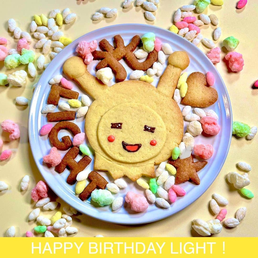 モーリーズのインスタグラム：「HAPPY BIRTHDAY LIGHT!!!🎊  今日は #モーリーズ の三男、光の妖精ライトの誕生日! 例のスタッフさんからハッピープレート届いたからデザートにみんなでいただきます #ひなまつり だし、こんな感じになるよね、楽しい ! ビッグクッキー ! 茶色いのはココアパウダーじゃなくてこげたんだってさ〜 !＾＾」