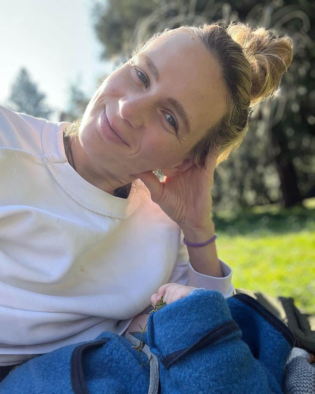 マルガレーテ・コズーフのインスタグラム：「Summer vibes 🥰 #motherhood #sunshine」