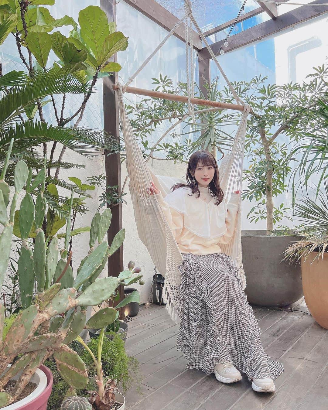 小桃音まいのインスタグラム：「☀︎  りなちゃんと朝活した日 ハンモックがあるカフェに行ったよ〜🤍  昔ハンモックで寝るの憧れだったなぁ🦥💭」