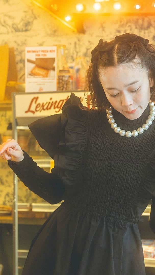 のインスタグラム：「〈YURI × The Little BAKERY Tokyo × CAROLINA GLASER〉の豪華トリプルコラボが実現！  パンコーディネーターのパン野ゆりと、“フレンチアメリカン”をテーマに2017年に原宿にオープンしたベーカリーショップ〈The Little BAKERY Tokyo（ザ リトル ベーカリー トウキョウ）〉、〈CAROLINA GLASER（カロリナ グレイサー）〉の初となるトリプルコラボレーションアイテムが実現。  本コラボレーションでは、“ブレッドピクニック”をテーマとしたアイテムをご用意。 袖周りのフリルと素材に拘ったワンピースや〈The Little BAKERY Toky〉のロゴ入りのTシャツ、小麦の様な編み方が特徴的なカンカン帽、〈The Little BAKERY Tokyo〉の人気商品「いちごあんバター」が入るサイズの取り外し可能な保冷ポーチ付きのカゴバッグが揃います。  唯一無二のトリプルコラボレーションアイテムにご期待ください。  @yuri.yamano  @thelittlebakerytokyo」