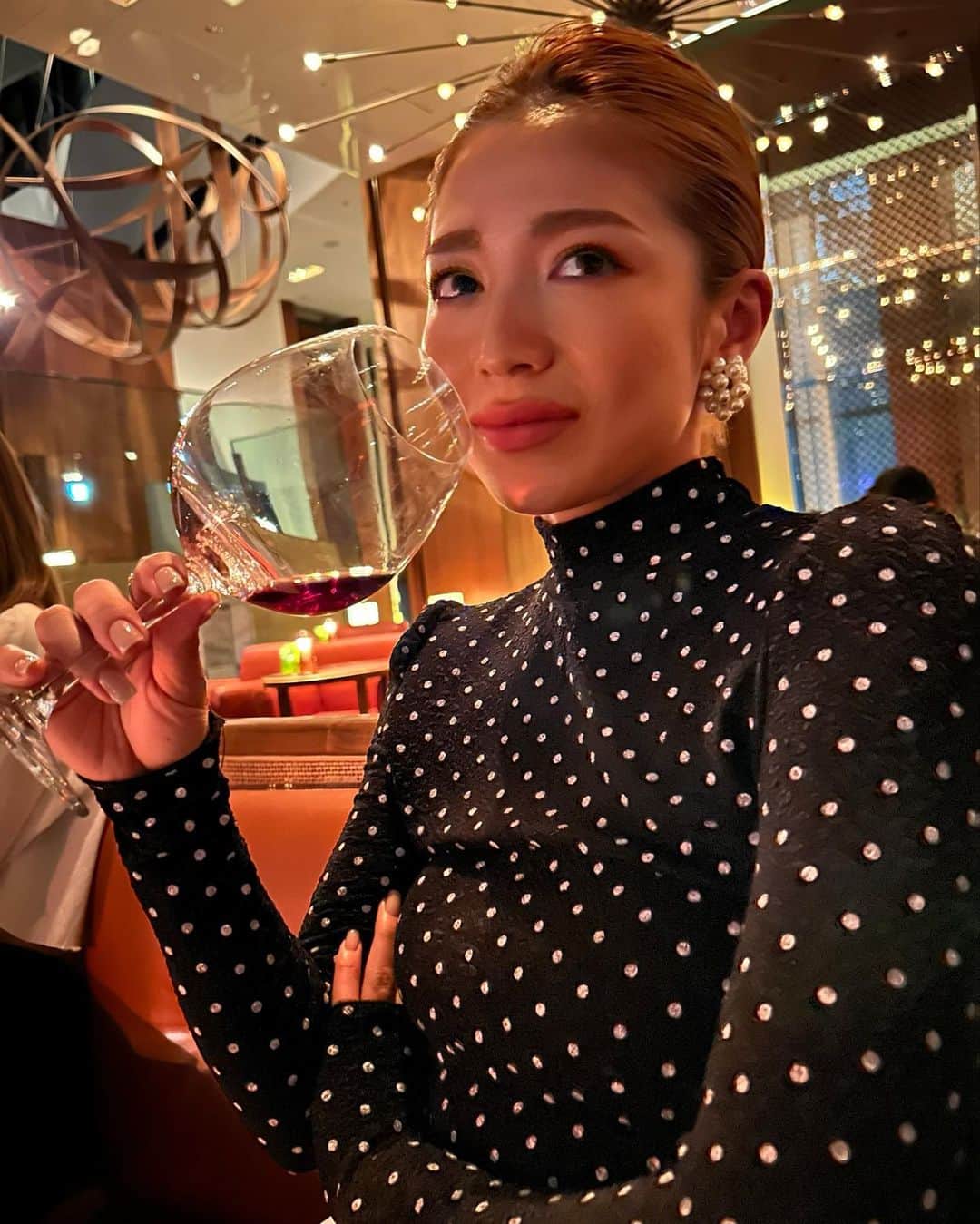 今井華さんのインスタグラム写真 - (今井華Instagram)「celebration dinner🥂  80's意識の囲みmakeしたら ケバいですって👱🏾‍♀️🌺　 そんな事より素晴らしく美味しいunis🍽️  全体的にツブツブだなあ⚪️⚫️笑」3月3日 19時50分 - imaihana
