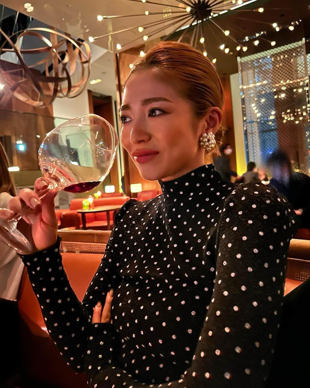 今井華のインスタグラム：「celebration dinner🥂  80's意識の囲みmakeしたら ケバいですって👱🏾‍♀️🌺　 そんな事より素晴らしく美味しいunis🍽️  全体的にツブツブだなあ⚪️⚫️笑」