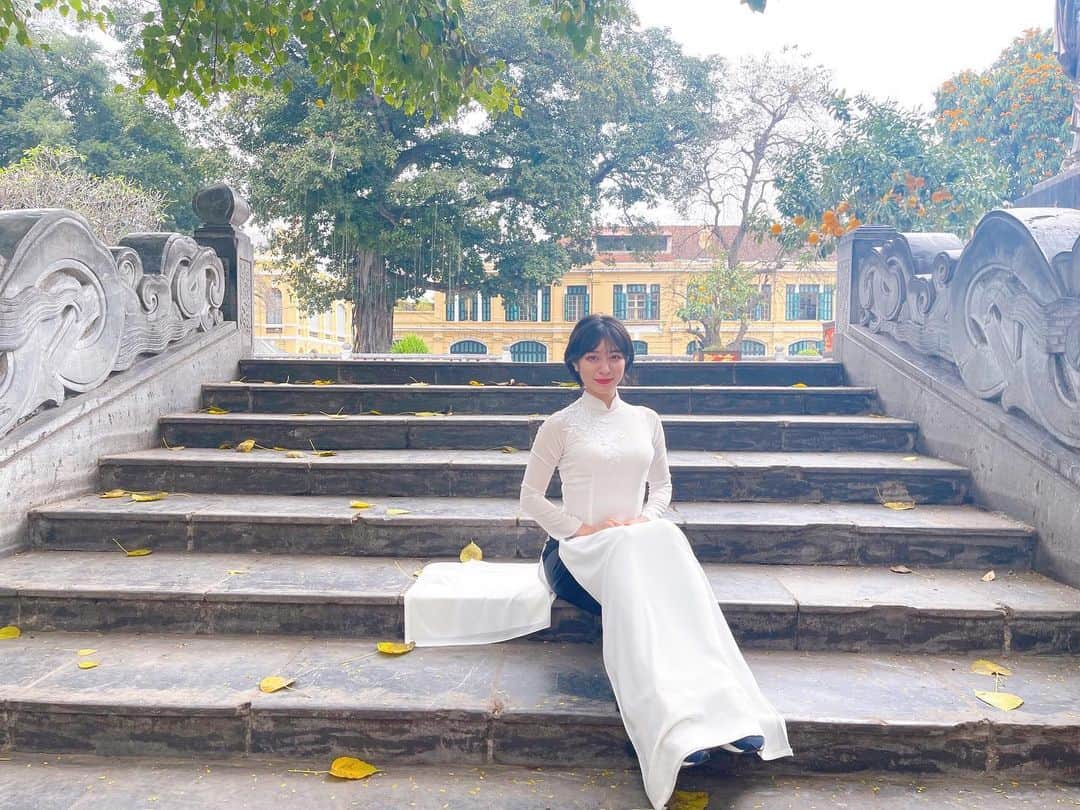 赤崎月香のインスタグラム：「・ 正解は、、  ベトナム🇻🇳  でした！！！！！！！！  ベトナムの民族衣装「アオザイ」を着ました〜 素敵〜っ💞  #ベトナム #ベトナム旅行」